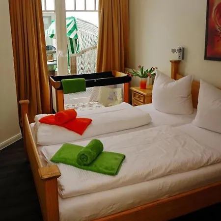 05 Zwergmoewe Mit Blick Auf Salzhaff Und Ostsee * Rerik